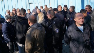Надзиратели от затвора в Бобов дол излязоха на протест съобщава