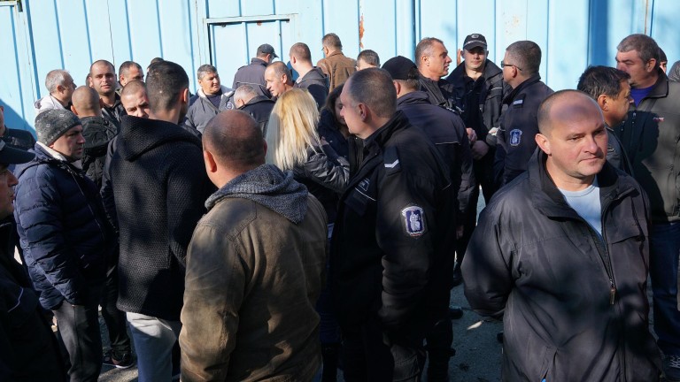 Надзиратели от затвора в Бобов дол излязоха на протест, съобщава