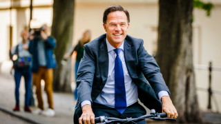 Премиерът на Холандия Марк Рюте се придвижи с велосипед до