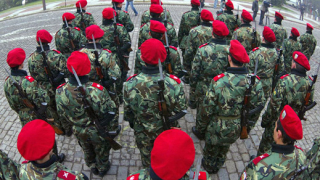 Батальонът се строява за финала