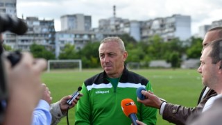 Старши треньорът на Черно море Илиан Илиев който е рожденик