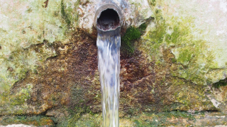 Прокуратурата пита защо водата по етернитови тръби за Осиково е златна