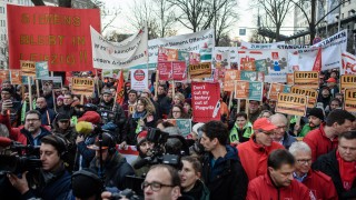 Германски работници участват в масови протести срещу големи съкращения в