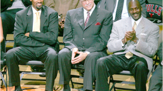 Майкъл Джордан краси обложката на симулаторна игра?