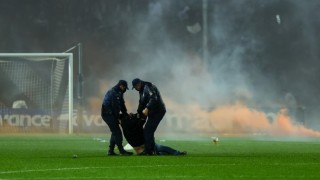 Ядосани фенове на ПАОК се втурнаха към терена в края