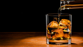 60 годишен мъж е предложил алкохолни напитки на трима непълнолетни в