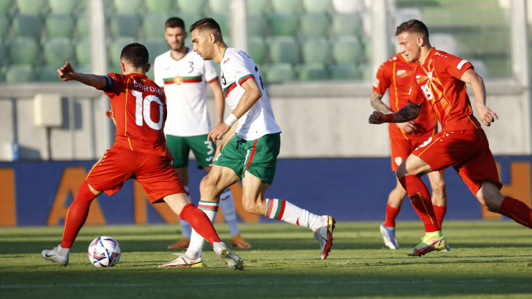 Двама футболисти от националния отбор на Република Северна Македония, които