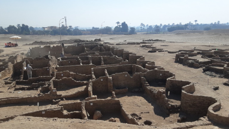 В Египет откриха най-големия древен град, погребан под пясъка в