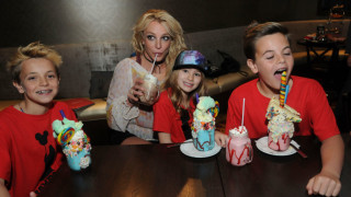 Че са щастливи за майка си и единствено ѝ пожелават