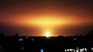 Удар от мълния предизвика огромна газова експлозия в завод за