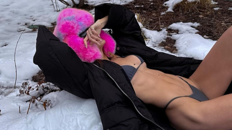 Когато Мис Аржентина решава да остане само по бикини сред снега 