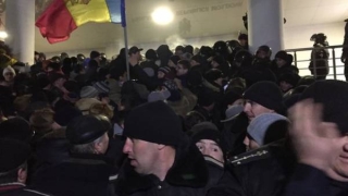 Демонстранти нахлуха в парламента на Молдова