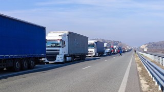 Километрична опашка от камиони се изви на "Кулата - Промахон"
