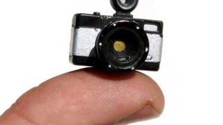 Фотоапаратче с големината на палец
