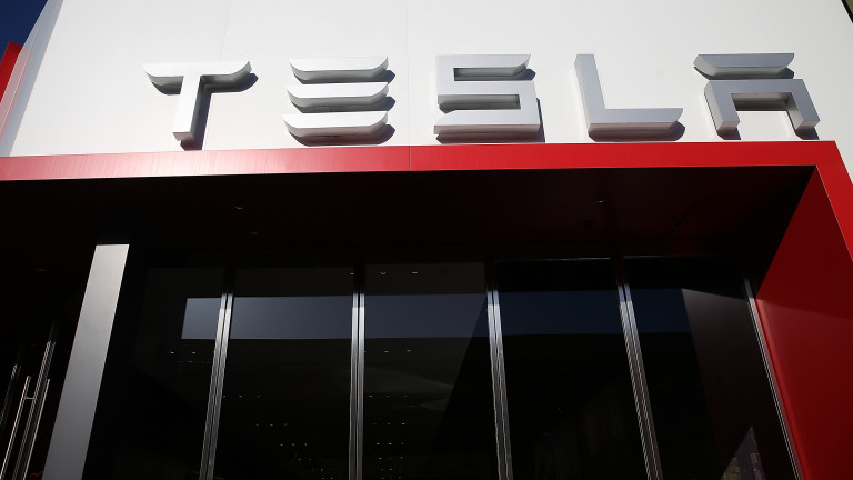 Илон Мъск открива център на автомобилната си компания Тесла в