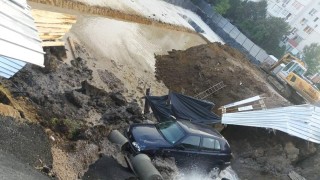 Кола пропадна в изкоп до Централната гара в Пловдив