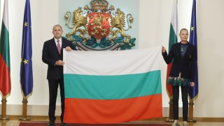 Президентът Румен Радев връчва националния флаг на българската олимпийска делегация