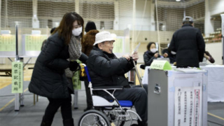 Японският премиер с голяма победа на извънредния парламентарен вот