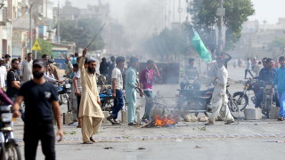 Пакистан спря мобилните телефонни мрежи в големите градове и много училища