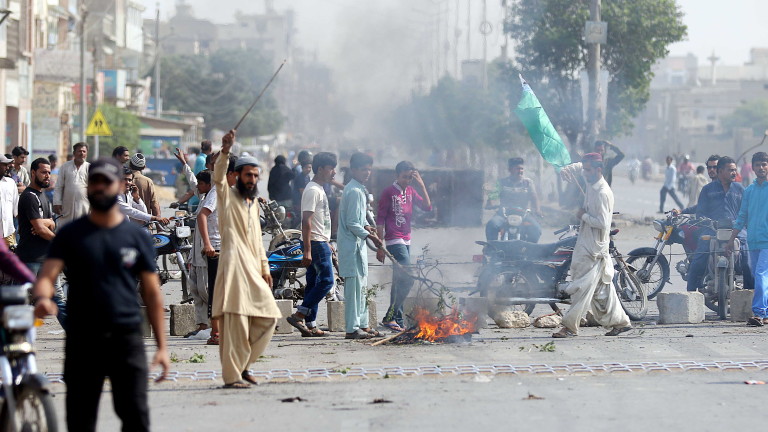 Пакистан спря мобилните телефонни мрежи в големите градове и много