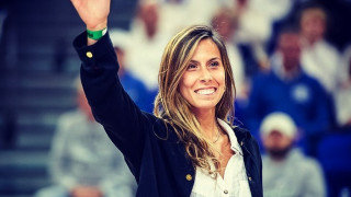 Който подценява способностите на жените да играят футбол със сигурност