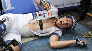 Дегенколб спечели класиката Париж - Рубе, влак за малко да помете колоната