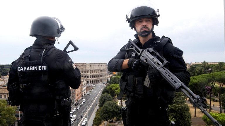 Италия арестува трафиканти на хора, ръководени от радикален ислямист 