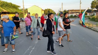 Стопани от ямболското село Безмер излязоха на протест срещу евтаназирането