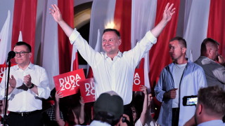 Поляците избират президент на балотаж Политолози очакват оспорвана надпревара отбелязва