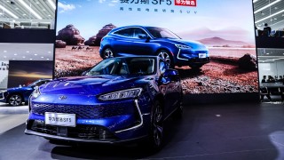 Huawei представи първия си хибриден автомобил