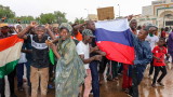 Армията подкрепи преврата в Нигер, пред парламента се веят руски знамена
