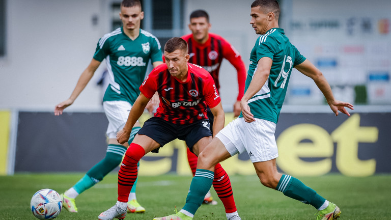 Локомотив (София) приема Пирин (Благоевград) на старта на кръга в efbet Лига. Мачът