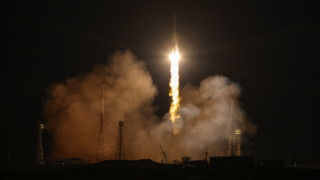 Русия изстреля в петък спасителен кораб за двама свои космонавти