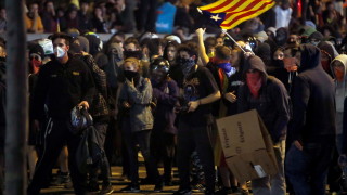 Десетки се събраха на протест на централната жп гара в Барселона 