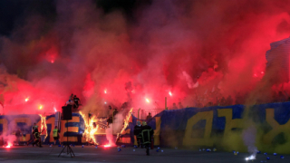 Фенове на Левски запалиха седалки в Сектор "Б" 
