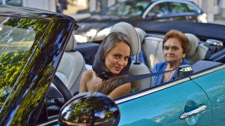 Дами от група за балкански градски фолклор дрифтират с кабриолет