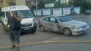 Маршрутка потроши мерцедес в "спор" за предимство на кръстовище в София