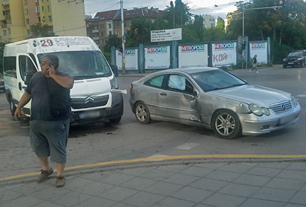 Маршрутка потроши мерцедес в "спор" за предимство на кръстовище в София