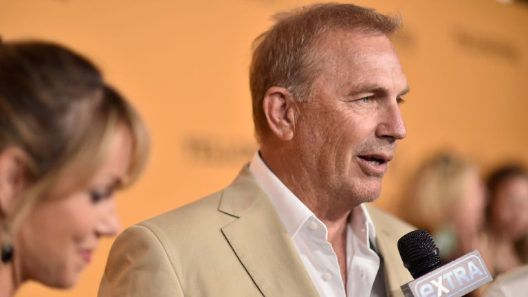 Какво се случва с Кевин Костнър месец след развода