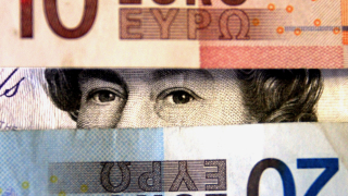 Щатският долар умерено поскъпва по отношение еврото британската лира стерлинг