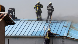 Пожарникари гасят голям пожар в складове на агенция Митници до