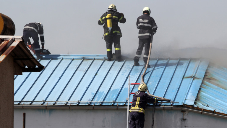 10 екипа гасят пожар в складове на агенция "Митници" до Кремиковци