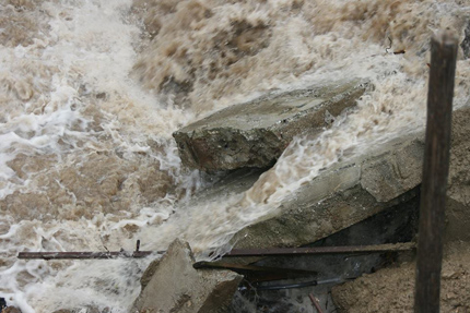 Дъждът срути стена, над 20 къщи наводнени в Троян