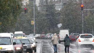Сняг на парцали в София