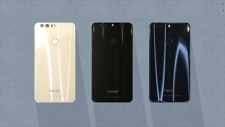Huawei изправя новия Honor 8 срещу Samsung Galaxy S7 (ВИДЕО)