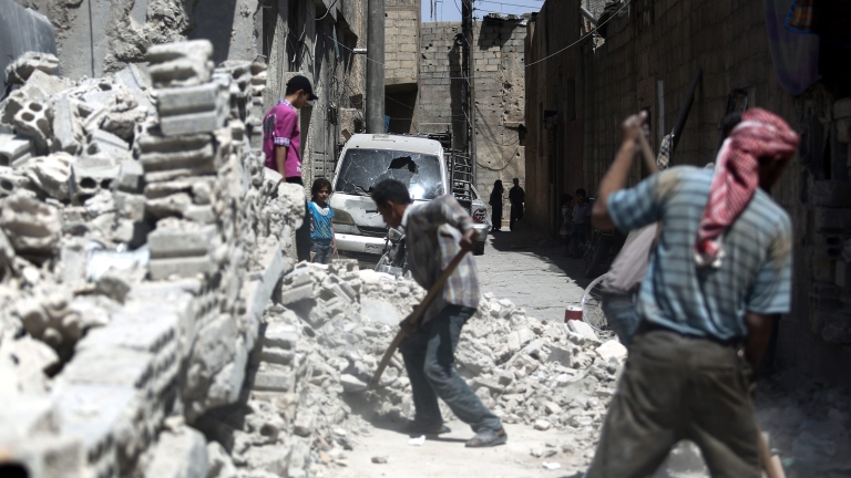 Кола бомба уби най-малко 10 души в контролиран от кюрдите град в Сирия