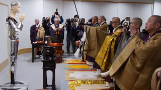 Какво прави един робот в будистки храм