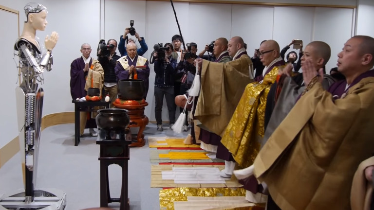 Какво прави един робот в будистки храм