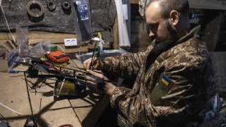 Forbes: Украйна залага на производството на дронове и артилерия