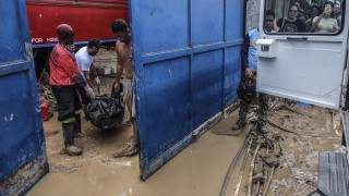 Броят на жертвите от мощния тайфун Калмаеги който предизвика масови